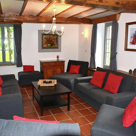 Vintage Farmhouse With Garden, Roofed Terrace Semesterbostad